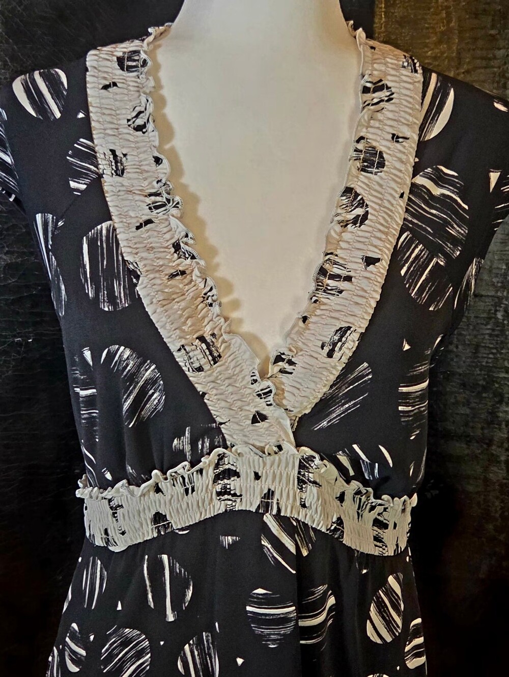 Vintage BCBGMAXAZRIA Circle Print Smocked Ruffle V-Neck Top Medium - Picture 3 of 14